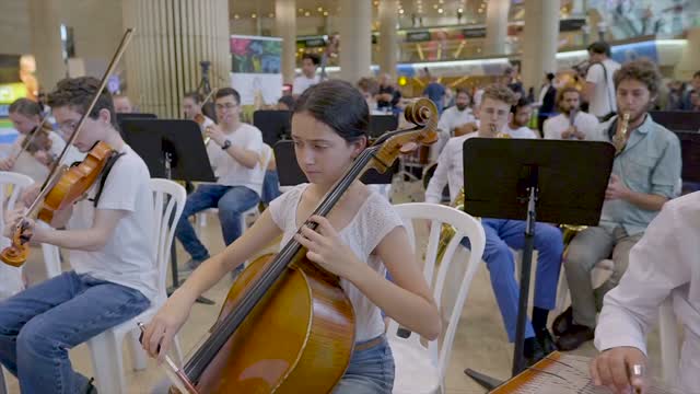 הבאנו שלום עליכם Hevenu Shalom Alehem Jerusalem Academy flashmob for Taglit at Ben Gurion Airport