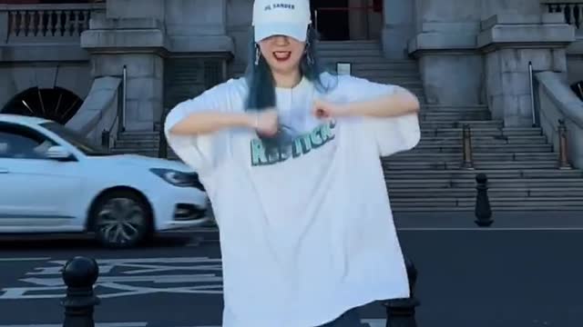 girl dancing on the street