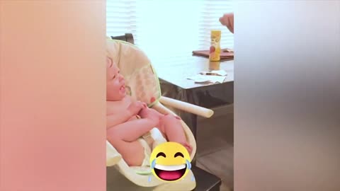 Why this baby is laughing? 😂