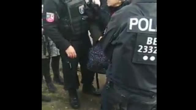 Oma wird von der Berliner Polizei gezogen