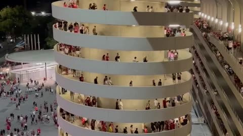 People walking down stairway creates cool illusion 😲