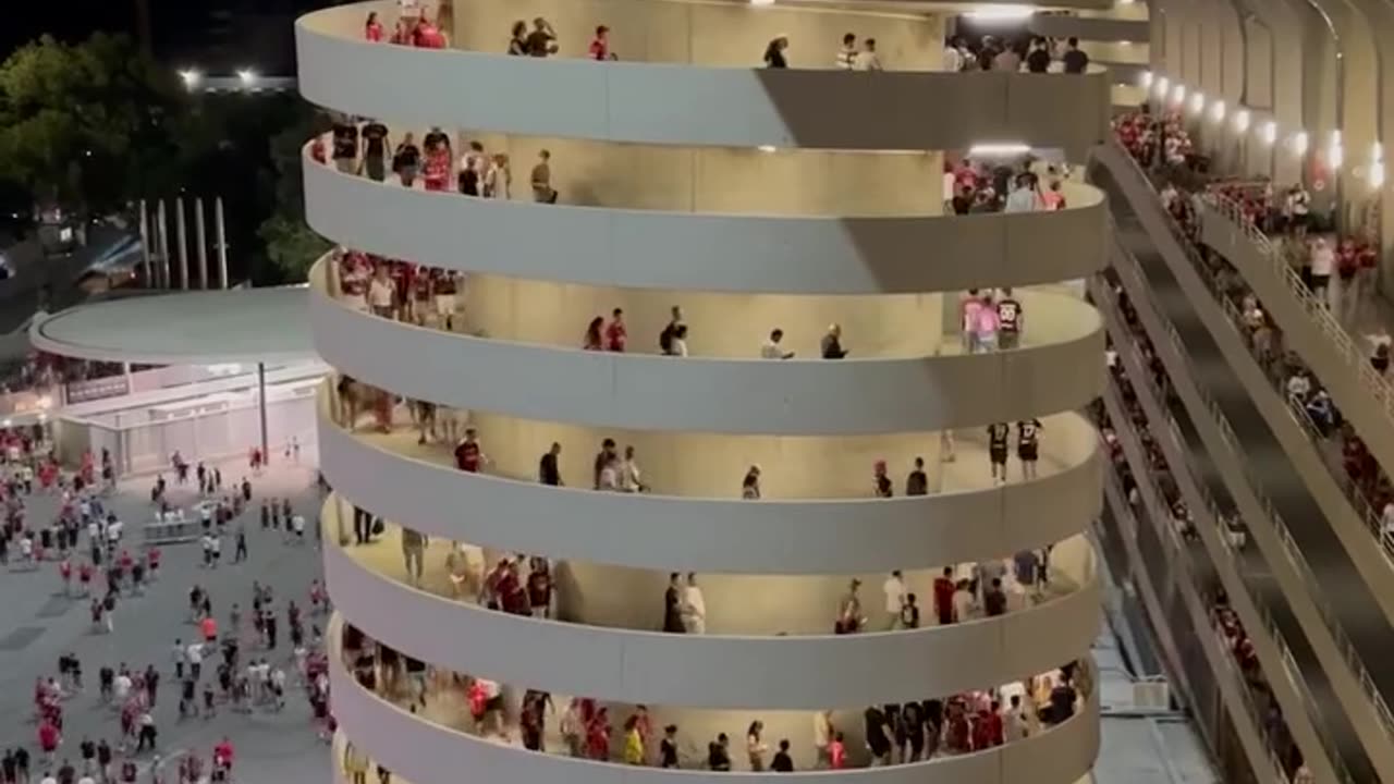 People walking down stairway creates cool illusion 😲