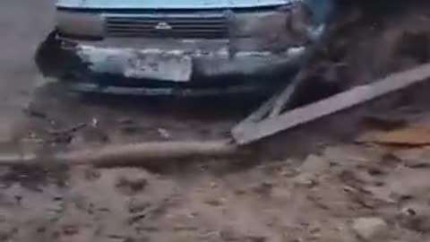 🇨🇱🚨⛈️ Chile - Landslide on a hill drags several vehicles