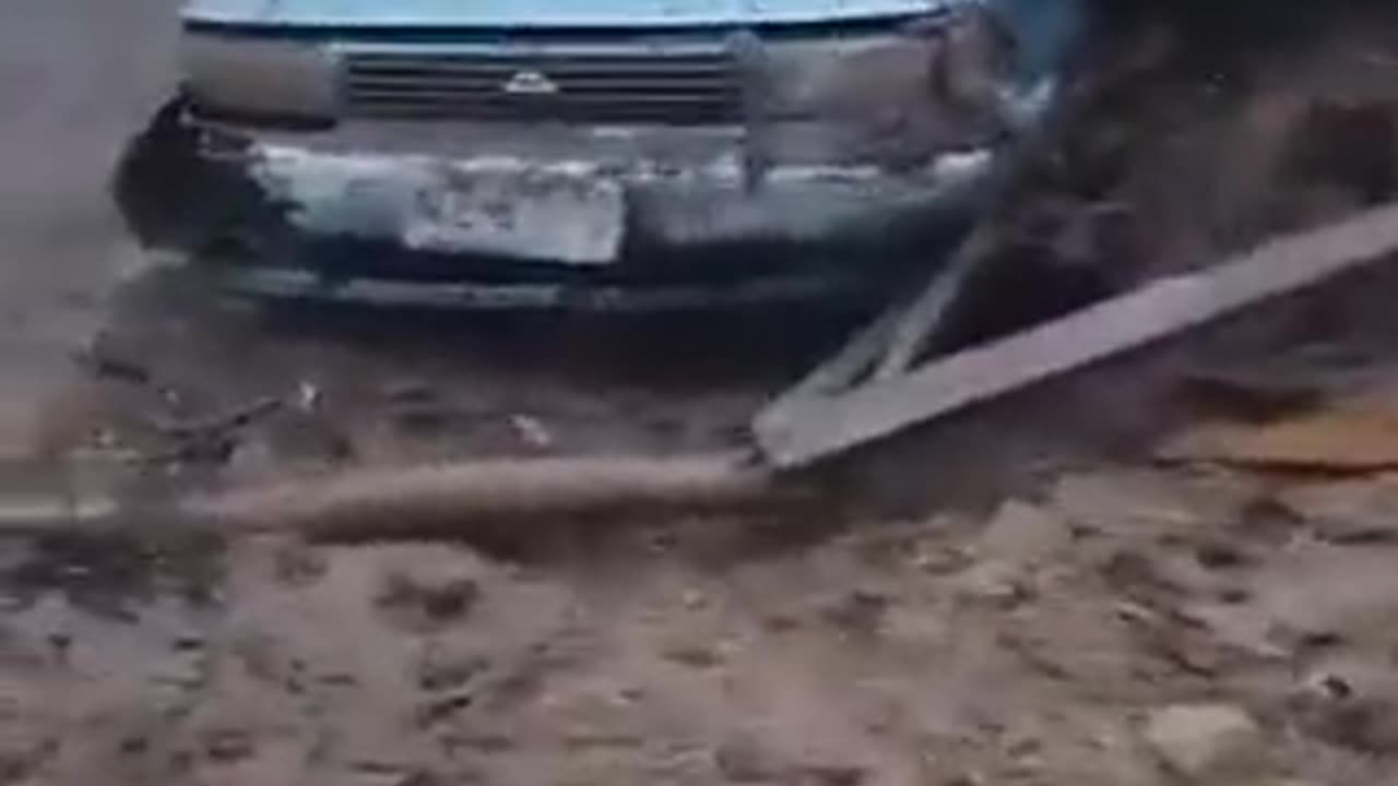 🇨🇱🚨⛈️ Chile - Landslide on a hill drags several vehicles