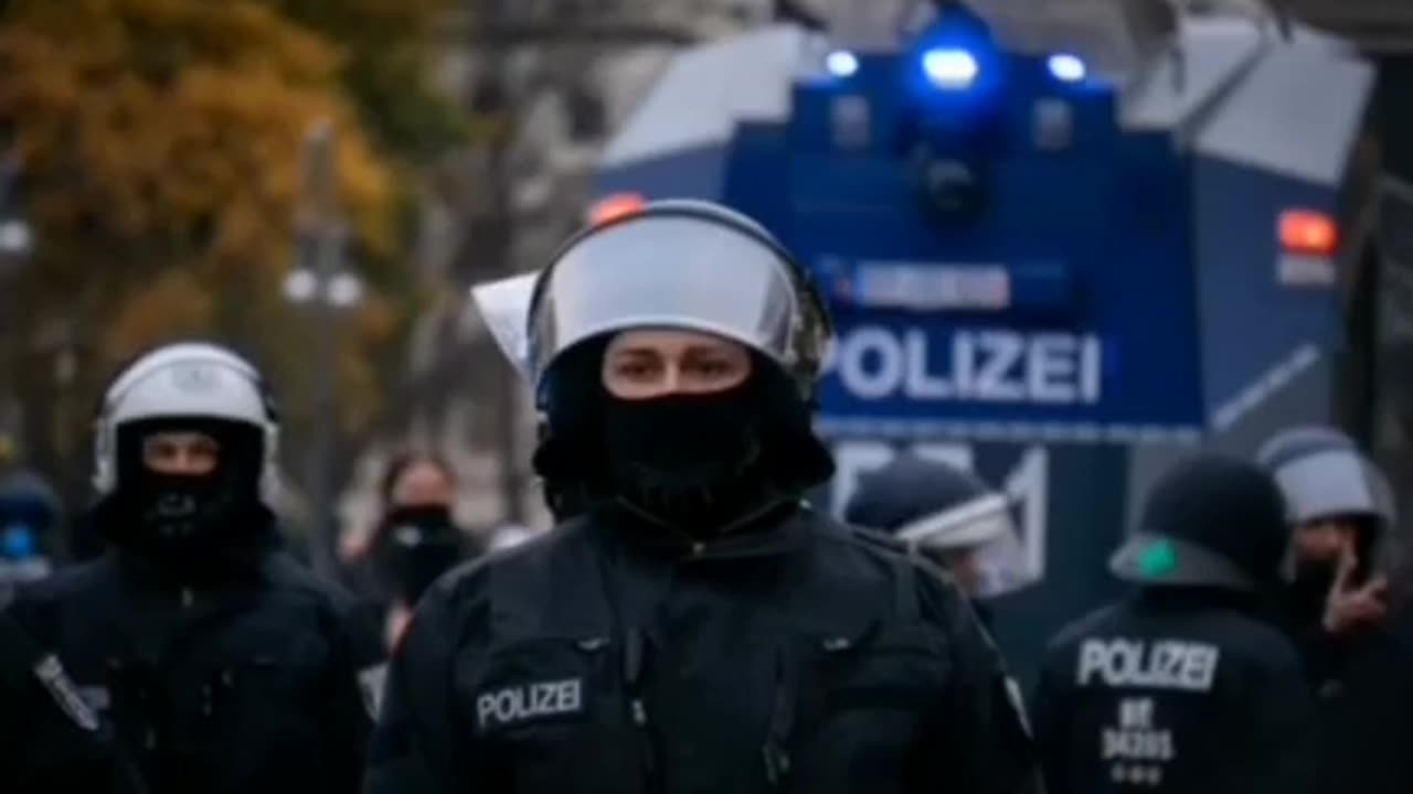 Ein Polizist erklärt die Lage: Die Bevölkerung ist in der Überzahl.