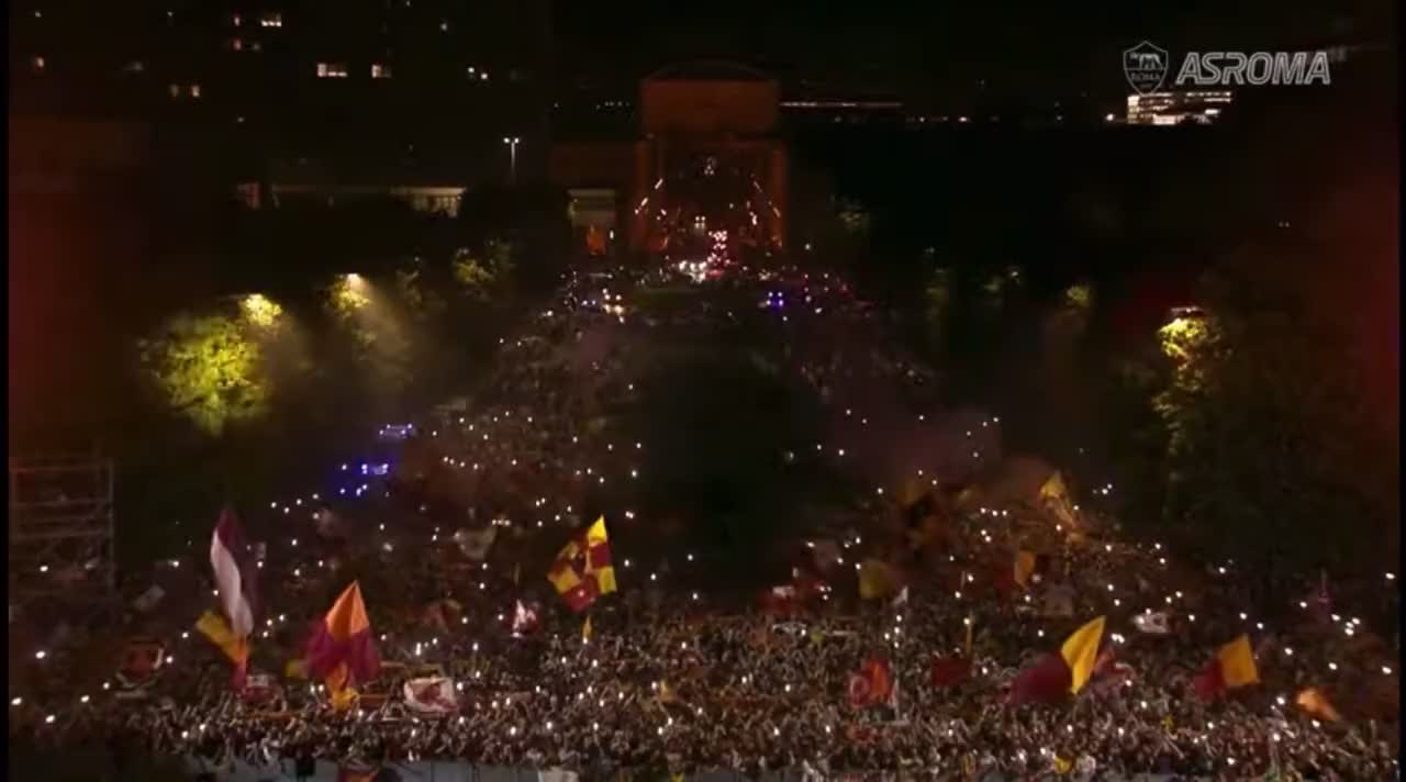 Paulo Dybala being unveiled to AS Roma fans is unbelievable