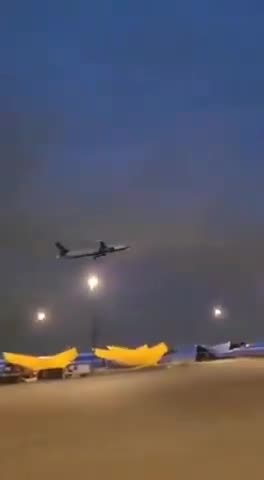 Air Canada Boeing 777 w' Flame-Spitting engine was forced to make an emergency landing in Toronto