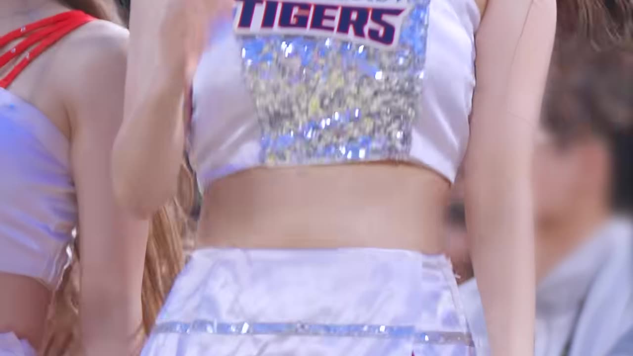 Beauty and Energy: Cheerleaders Steal the Spotlight in Every Move! ( Lee Ju-Eun )