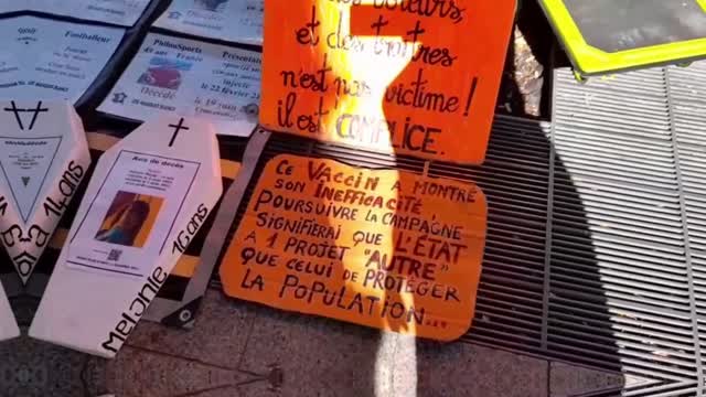 Les Masques Blancs Lyon Sitting Mort apres Injec le 30 juillet Place de la Répiblique Lyon 2