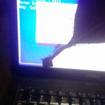 computador com tela azul e preta pt23