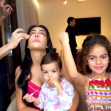 Cristiano, Alana, Mateo, Eva y Bella jugando mientras Gio se maquilla 🤣❤️