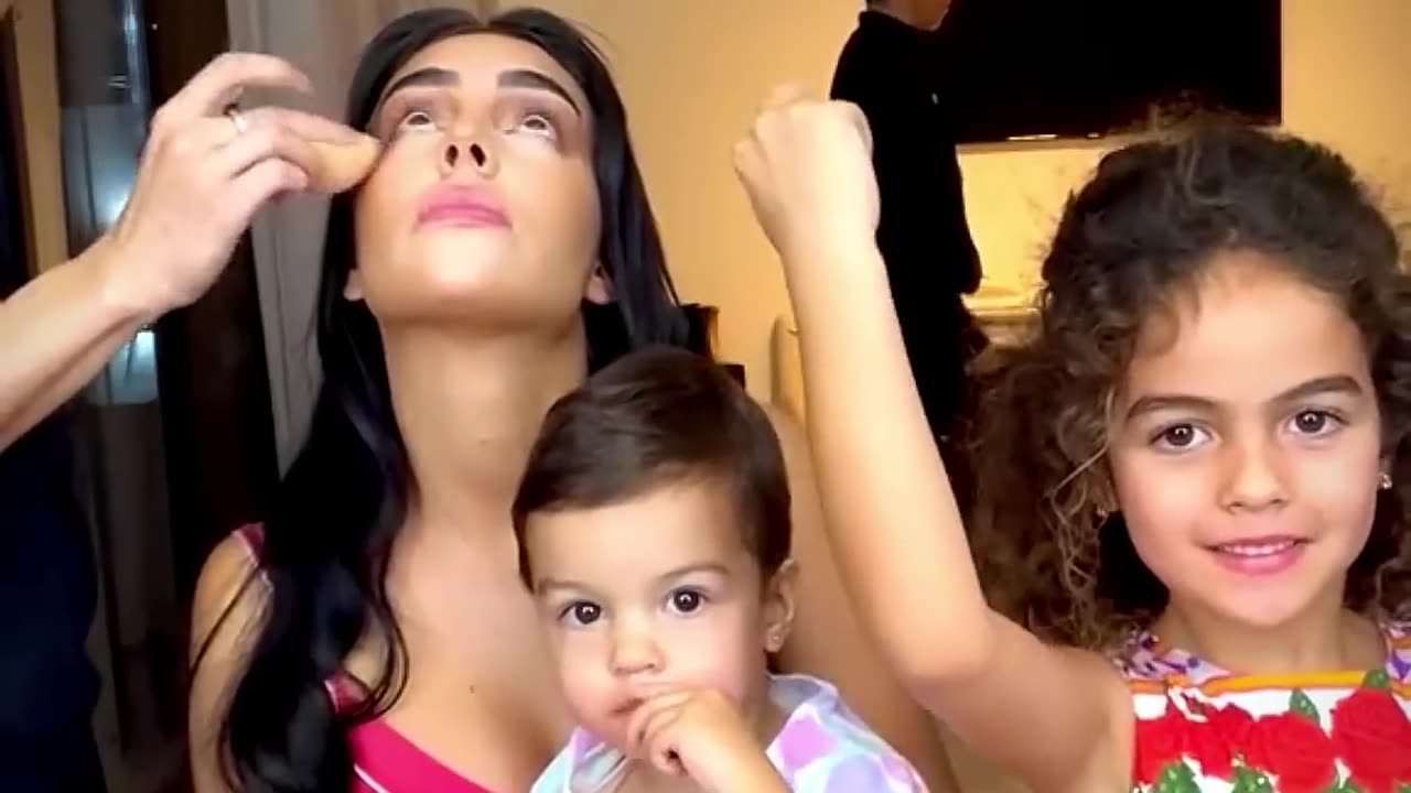 Cristiano, Alana, Mateo, Eva y Bella jugando mientras Gio se maquilla 🤣❤️