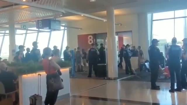 🇦🇺😎 Cops are heavily armed at Canberra airport and apparently fining people for not wearing masks.