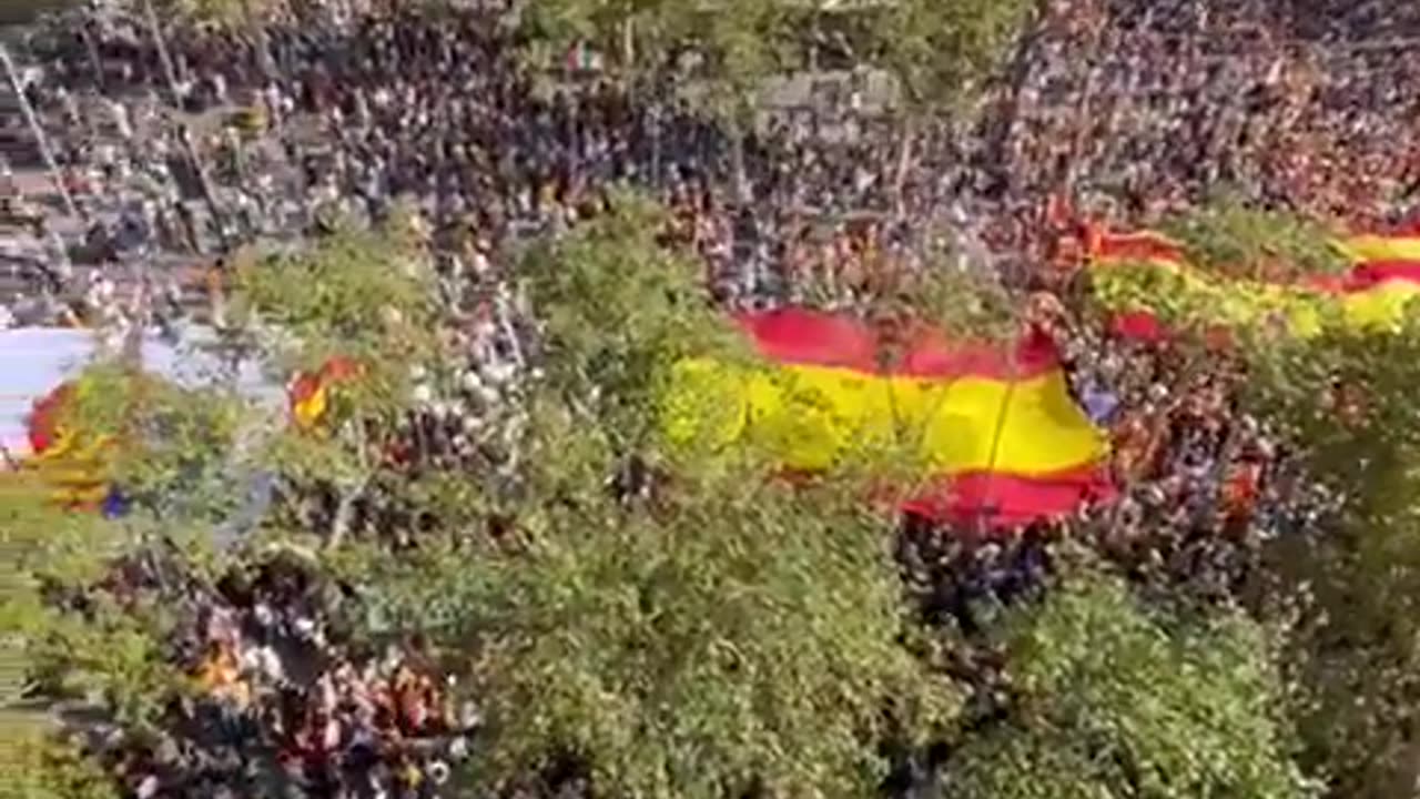 BREAKING: Huge anti-separatist protest taking place in Barcelona now.