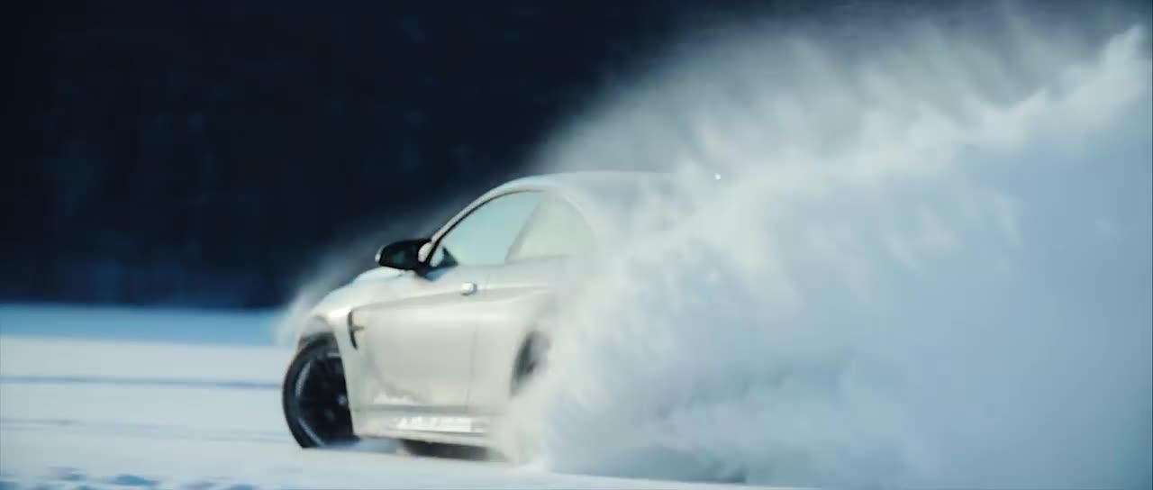 BMW M4 GIRL DRIFTING ON ICE