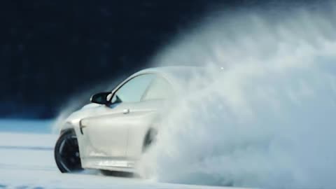 BMW M4 GIRL DRIFTING ON ICE