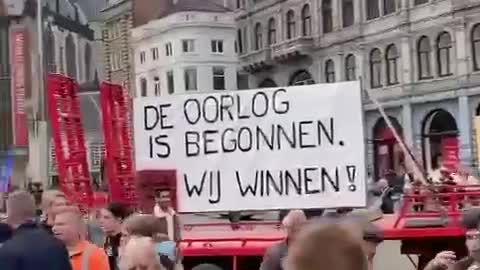 Plakáty holandských zemědělců hlásají - Válka začala, zvítězíme!
