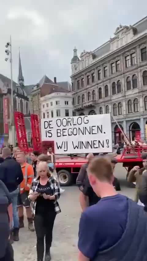 Plakáty holandských zemědělců hlásají - Válka začala, zvítězíme!