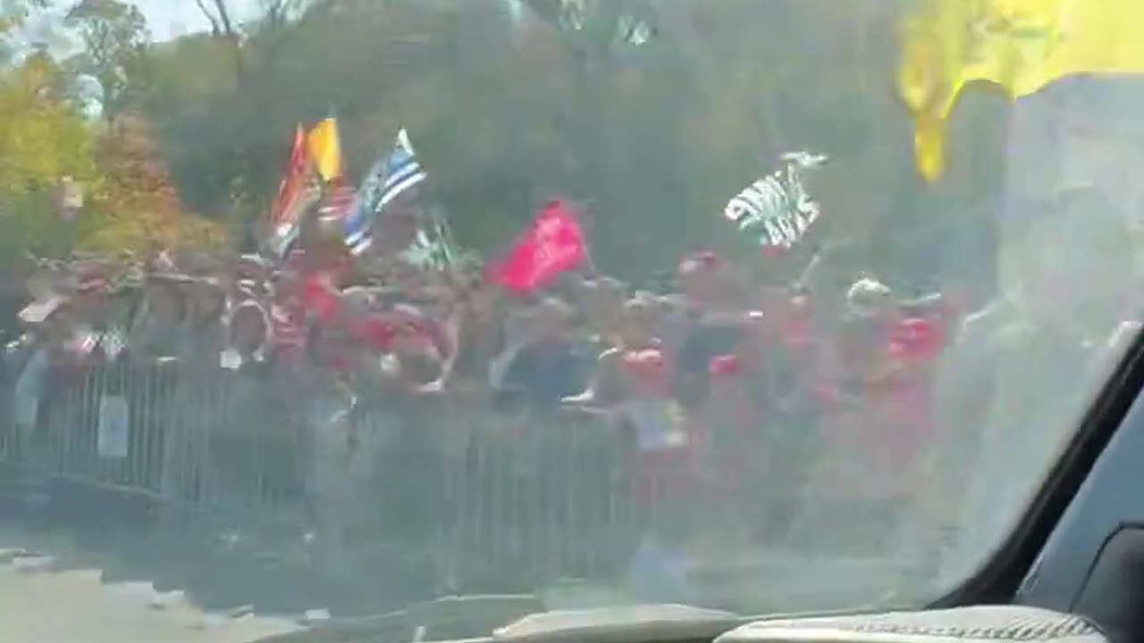 Massive Crowd Lines Up To See President Trump Serve At McDonalds