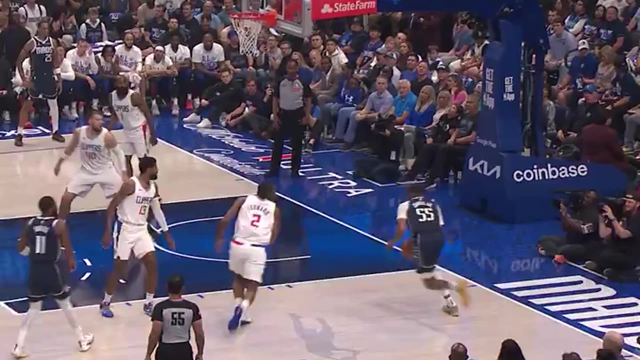 NBA - Kyrie throws a BEAUTIFUL pass to Derrick Jones Jr. for the HAMMER 🔨 LAC-DAL