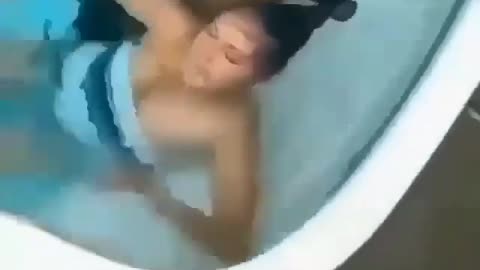 कुत्ता कैसे लड़की को बचा रहा है