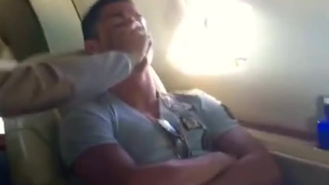 Molestan a Cristiano Ronaldo en su Avión y Así REACCIONA