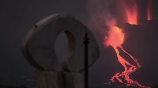 La nueva colada del volcán de La Palma, más fluida, avanza hacia el mar