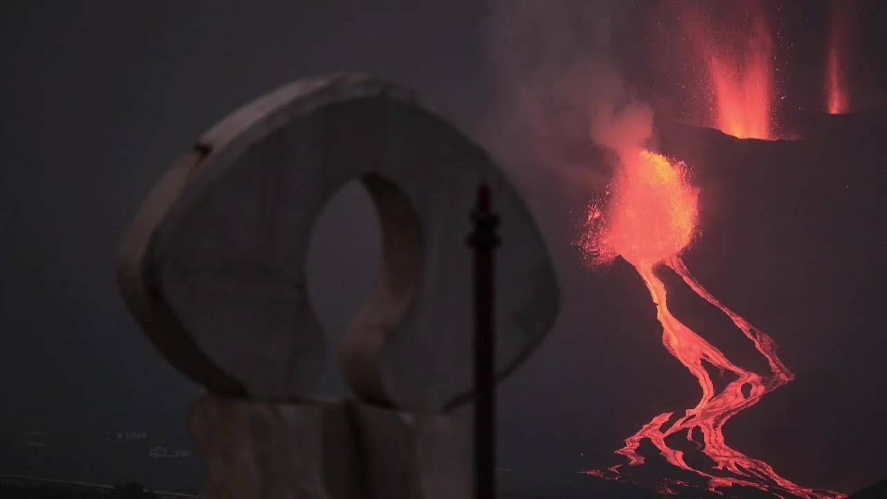 La nueva colada del volcán de La Palma, más fluida, avanza hacia el mar