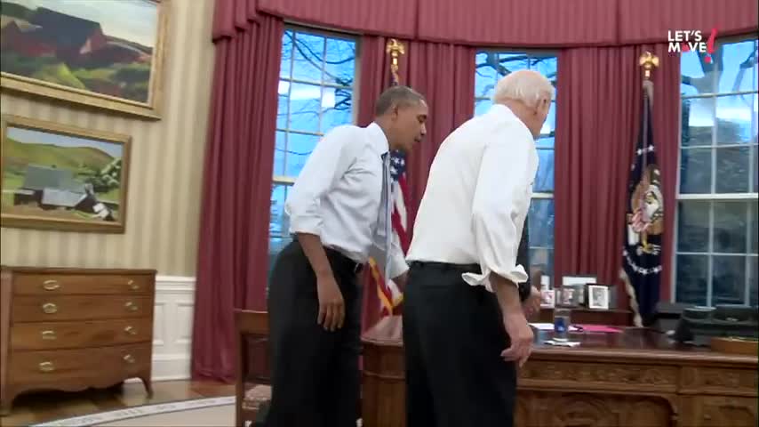 Obama et Biden bougent leurs corps pour Michelle Obama)