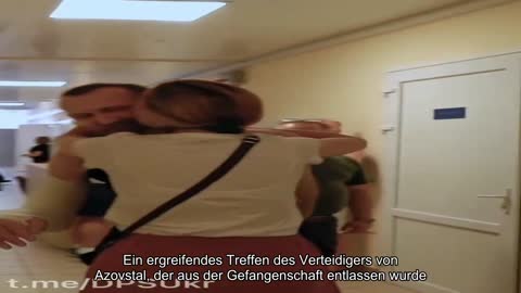 Ein ergreifendes Treffen des aus der Gefangenschaft entlassenen Verteidigers der Eisen- und Stahlwe