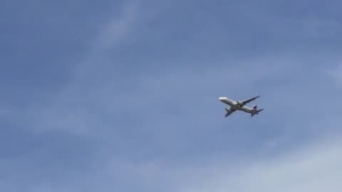 Airbus A320 PR-MYA decolando para Salvador e Airbus A320 PR-MBX decola para Teresina