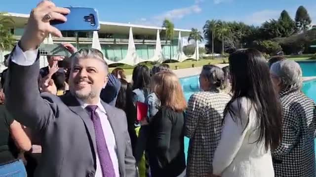 Bolsonaro recebe apoiadores na piscina do Palácio da Alvorada