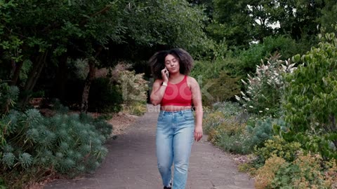 هي مخبيه وتحدث