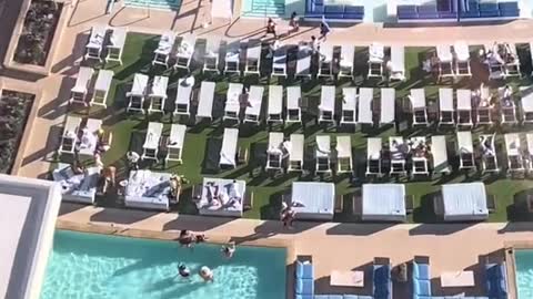 मIn this pool in Las Vegas you will have GUARANTEED the TAN of your life!。 。