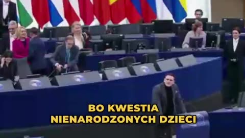 Funkcjonariusz AfD omawia fanatyzm aborcyjny w języku polskim