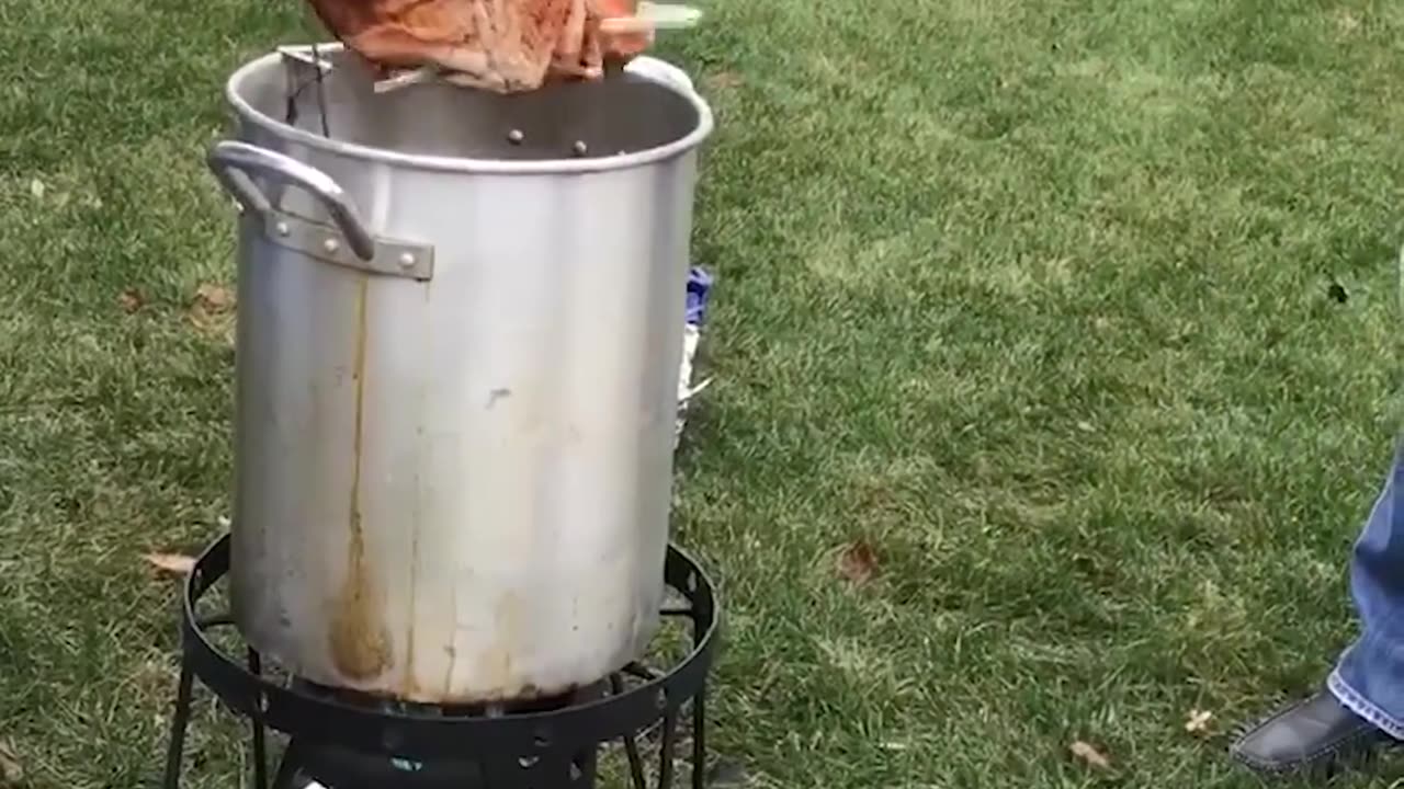 FailArmy Frying turkeys is an art...unless you use a broom. 🦃