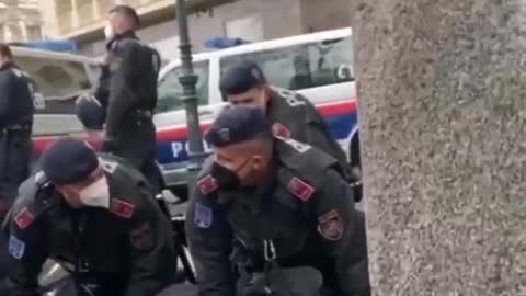 🤬 Söldner gegen Oma auf Demo in Wien am 29.1.22-Polizei-Terror