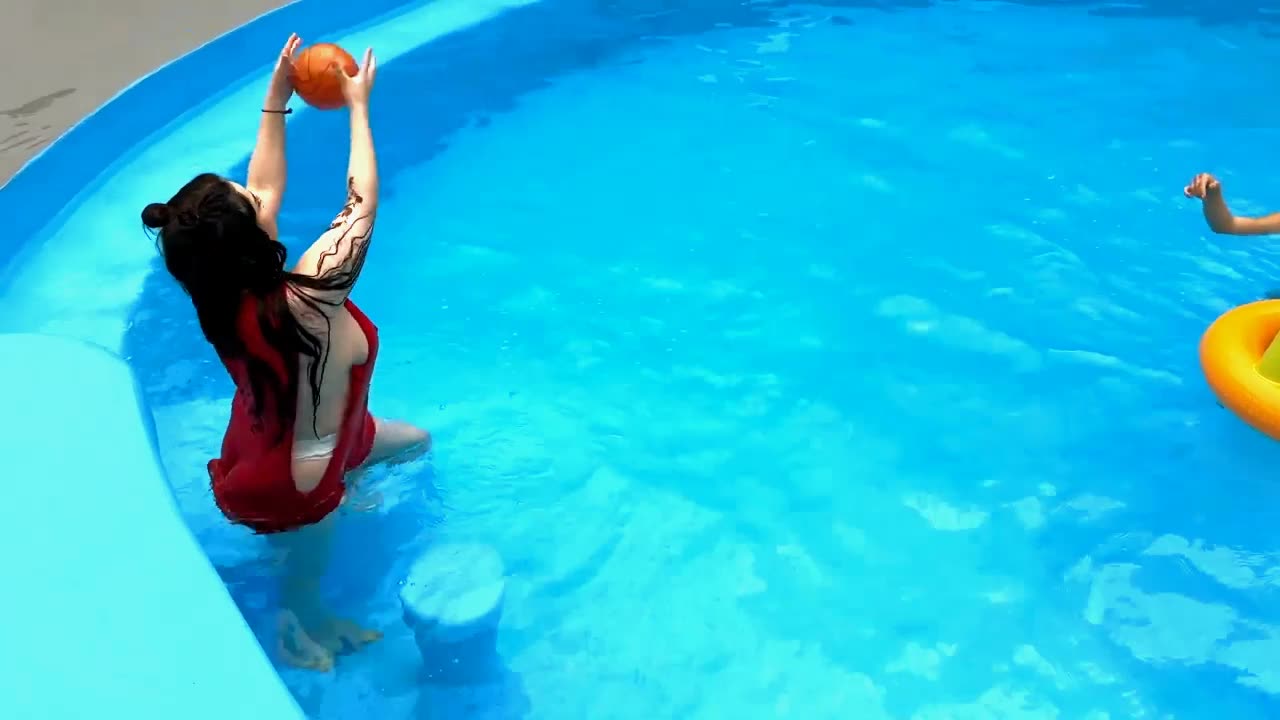 Hot giral sexy II Swimming Basketball in the pool