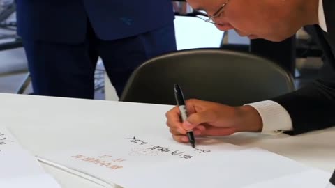 20220906文贵先生视频²：清风看守所后，高人指导创造龙形签名。 #龙 是中国人的希望和图腾，所有的美好和优势放在了一起。