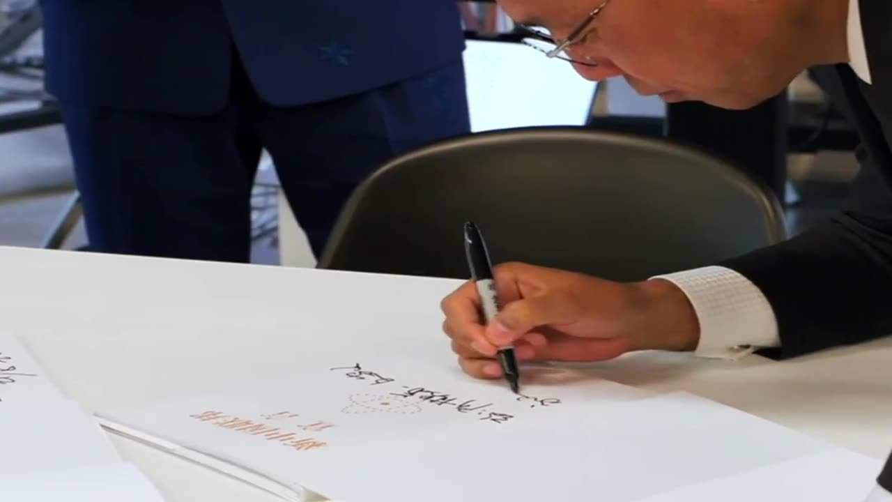 20220906文贵先生视频²：清风看守所后，高人指导创造龙形签名。 #龙 是中国人的希望和图腾，所有的美好和优势放在了一起。