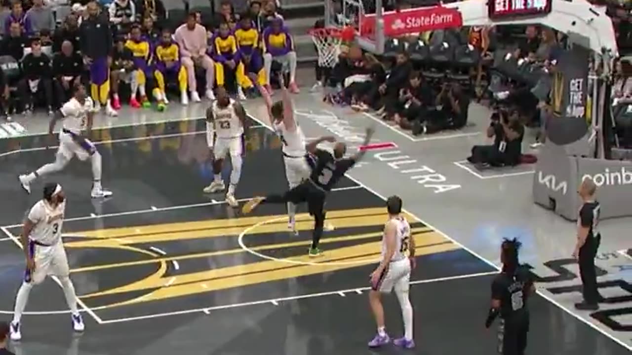 San Antonio Spurs - .@CP3 too smooth 😮💨