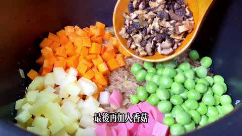 煮米饭别再老一套了，按照这个方法焖一锅，营养美味，比炒饭还香！