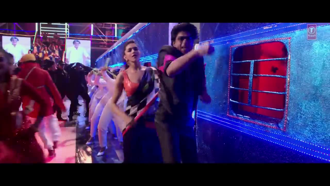 'Lungi Dance Chennai Express' New Video Feat. Honey Singh, Shahrukh Khan, Deepika