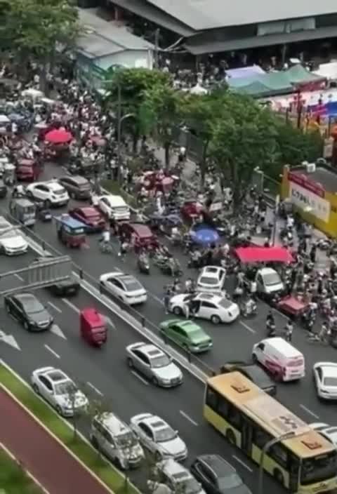 BREAKING: Chengdu, China a city of 16+ million people are being locked down, & they're frantically fighting for food as if they are surviving the apocalypse