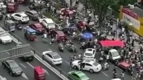 BREAKING: Chengdu, China a city of 16+ million people are being locked down, & they're frantically fighting for food as if they are surviving the apocalypse