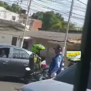 Riña entre policía y agente de tránsito