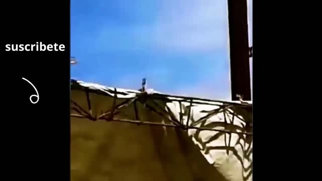 !! Escalofriante !! Militar cae de Helicóptero en desfile en medellin.