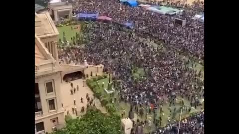 Presidential palace in Sri Lanka stormed by protesters, the president is fleeing the country