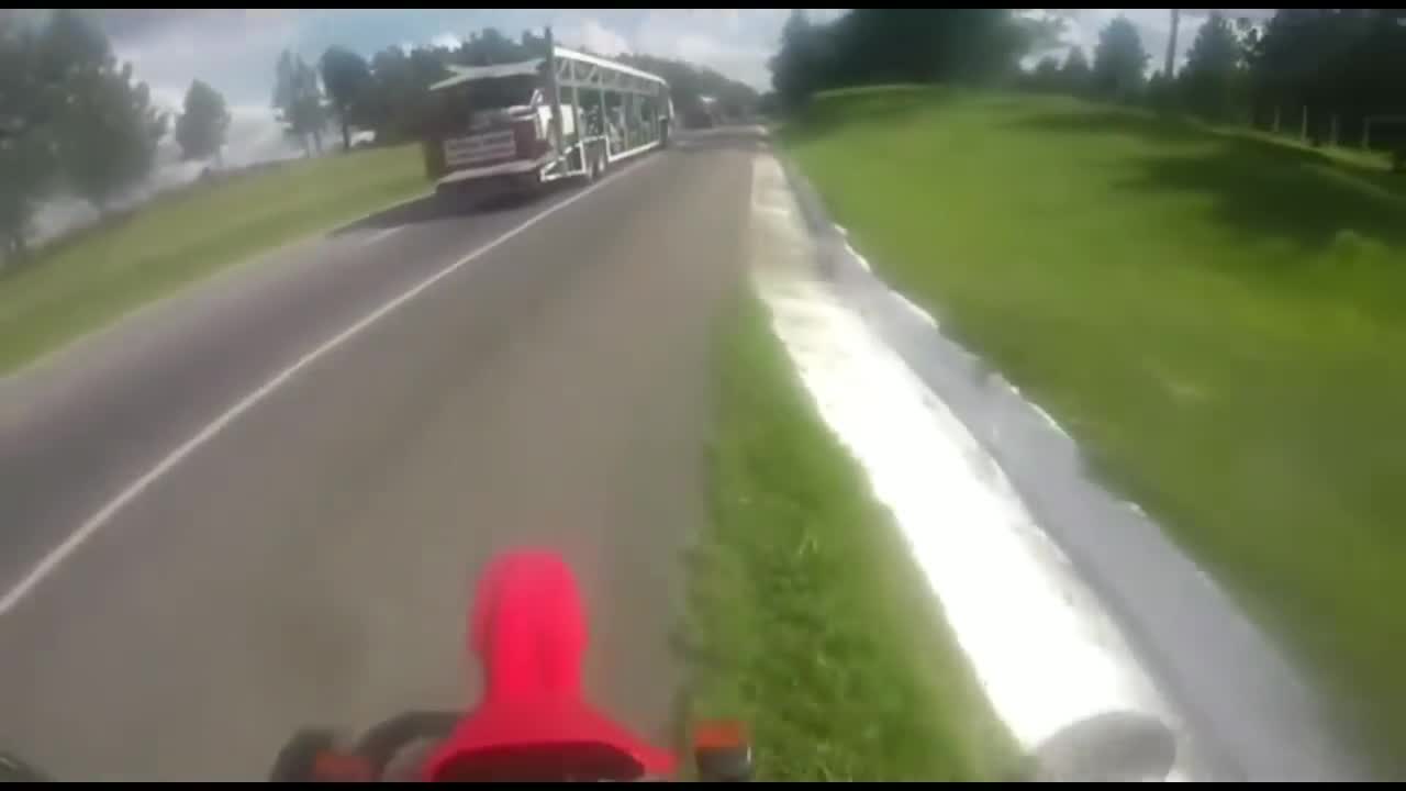 MOSTROU O DEDO E FOI PERSEGUIDO INSANAMENTE