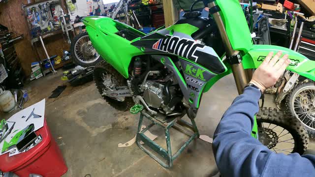 Graphic install timelapse on Kawasaki KX85 dirtbike!